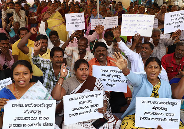 ಅಂಬೇಡ್ಕರ್ ಭವನ ನಿರ್ಮಾಣಕ್ಕೆ ಬಿಜೆಪಿ ಅಡ್ಡಗಾಲು: ದಲಿತ ಸಂಘಟನೆಗಳ ಪ್ರತಿಭಟನೆ